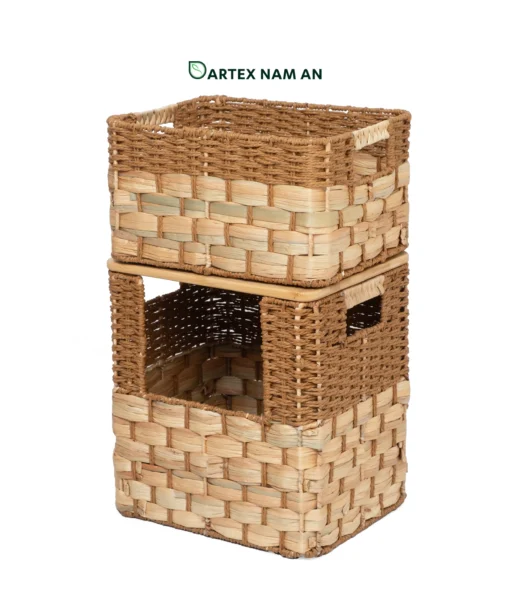 Optimize commercial vertical space with our modular Wholesale Storage Basket tower. Handwoven from water hyacinth and paper cord with a solid bamboo mid-lid. Features a front-loading base bin. Perfect for HORECA, offices, and retail. Bulk ready.