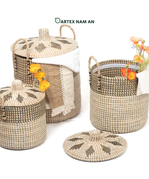Expand your commercial catalog with our eco-friendly Wholesale Laundry Basket set of 3. Handwoven from high-quality natural seagrass with fitted lids and dual handles. Premium-grade artisanal hampers ideal for HORECA, executive offices, and lifestyle retail. Bulk order ready.