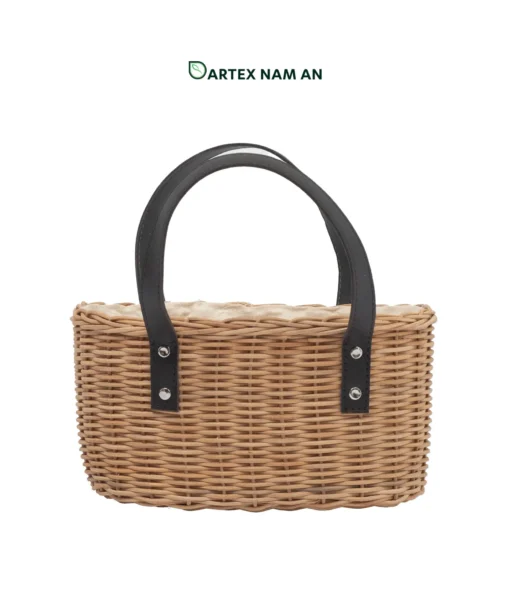 Upgrade outdoor dining and gift packaging with our handwoven natural rattan Wholesale Picnic Basket tote. Features riveted leather handles and soft interior cloth lining. Bulk trade ready.