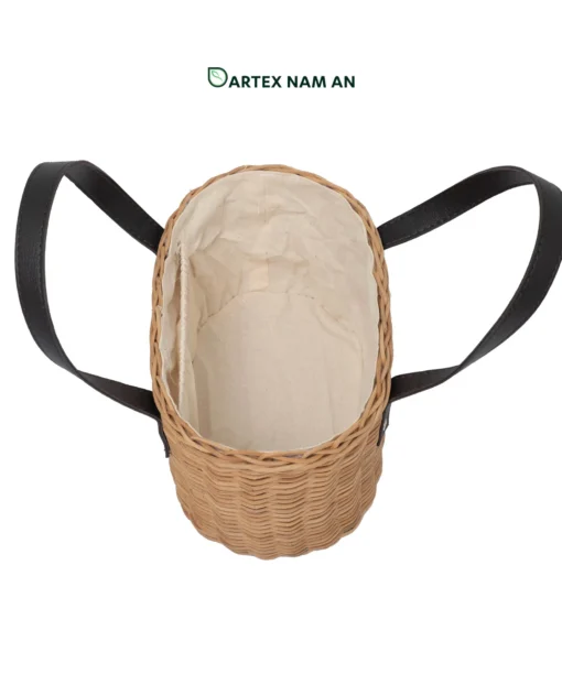 Upgrade outdoor dining and gift packaging with our handwoven natural rattan Wholesale Picnic Basket tote. Features riveted leather handles and soft interior cloth lining. Bulk trade ready.