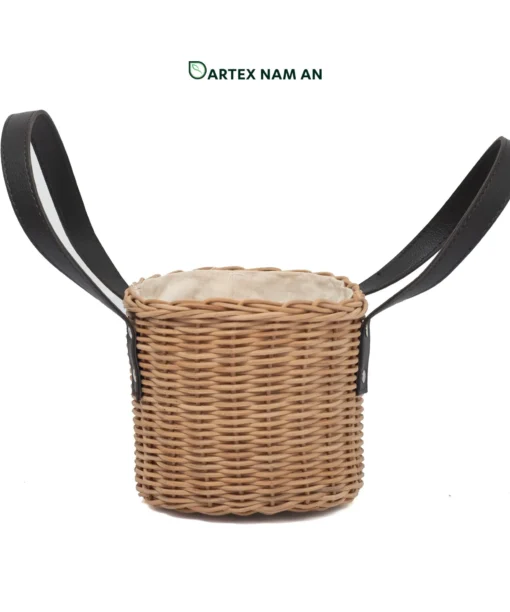 Upgrade outdoor dining and gift packaging with our handwoven natural rattan Wholesale Picnic Basket tote. Features riveted leather handles and soft interior cloth lining. Bulk trade ready.