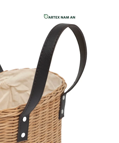 Upgrade outdoor dining and gift packaging with our handwoven natural rattan Wholesale Picnic Basket tote. Features riveted leather handles and soft interior cloth lining. Bulk trade ready.