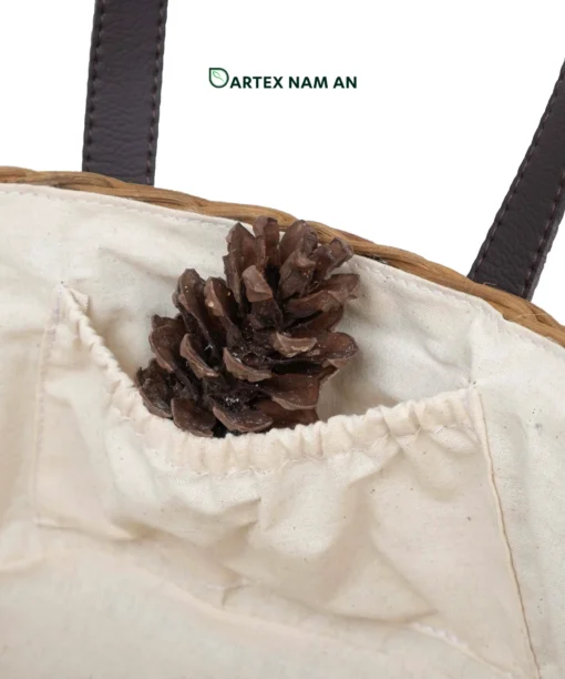 Upgrade outdoor dining and gift packaging with our handwoven natural rattan Wholesale Picnic Basket tote. Features riveted leather handles and soft interior cloth lining. Bulk trade ready.