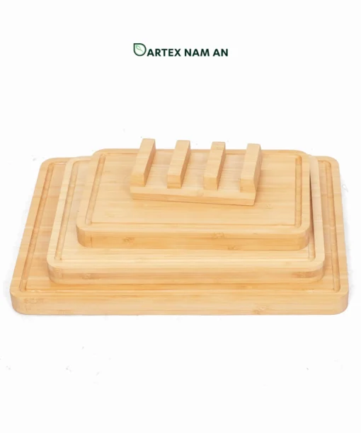 Upgrade food prep and table service with our heavy-duty bamboo Wholesale Serving Tray set. Features 3 thick juice-groove chopping boards and a slotted standing organizer base for HORECA venues and lifestyle retail. Bulk trade ready.