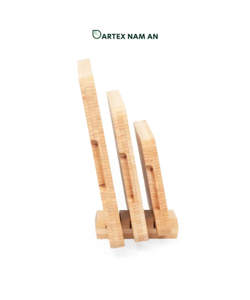 Upgrade food prep and table service with our heavy-duty bamboo Wholesale Serving Tray set. Features 3 thick juice-groove chopping boards and a slotted standing organizer base for HORECA venues and lifestyle retail. Bulk trade ready.