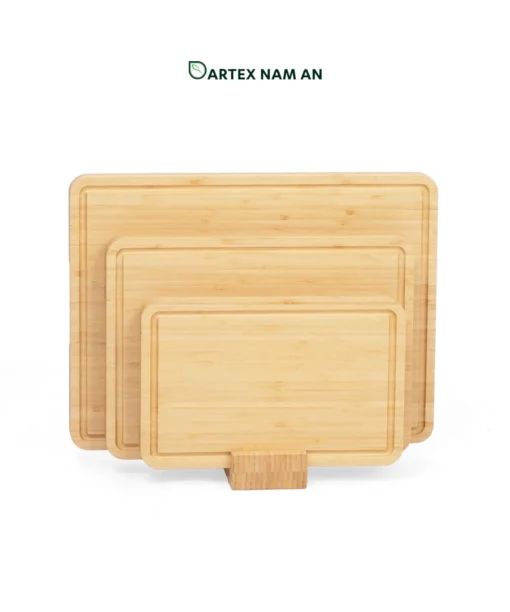 Upgrade food prep and table service with our heavy-duty bamboo Wholesale Serving Tray set. Features 3 thick juice-groove chopping boards and a slotted standing organizer base for HORECA venues and lifestyle retail. Bulk trade ready.