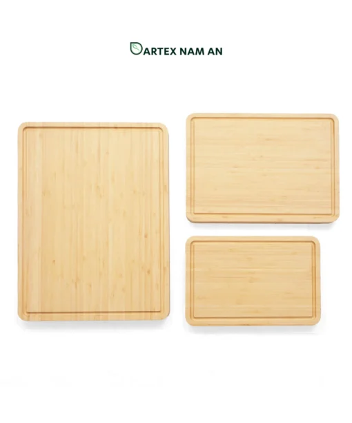 Upgrade food prep and table service with our heavy-duty bamboo Wholesale Serving Tray set. Features 3 thick juice-groove chopping boards and a slotted standing organizer base for HORECA venues and lifestyle retail. Bulk trade ready.