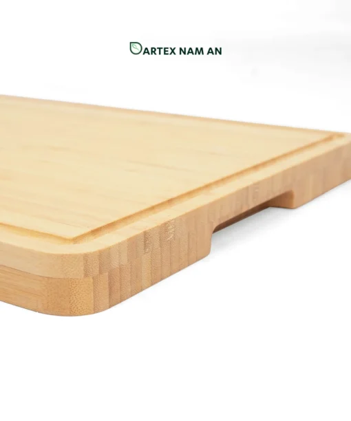 Upgrade food prep and table service with our heavy-duty bamboo Wholesale Serving Tray set. Features 3 thick juice-groove chopping boards and a slotted standing organizer base for HORECA venues and lifestyle retail. Bulk trade ready.