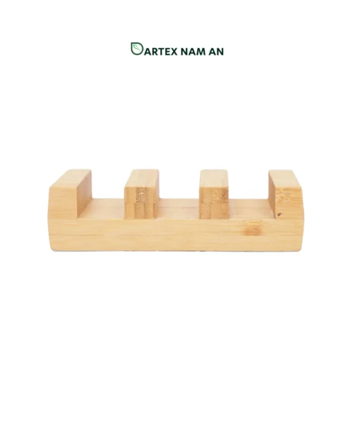 Upgrade food prep and table service with our heavy-duty bamboo Wholesale Serving Tray set. Features 3 thick juice-groove chopping boards and a slotted standing organizer base for HORECA venues and lifestyle retail. Bulk trade ready.