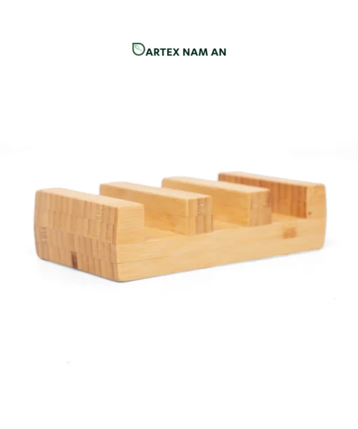 Upgrade food prep and table service with our heavy-duty bamboo Wholesale Serving Tray set. Features 3 thick juice-groove chopping boards and a slotted standing organizer base for HORECA venues and lifestyle retail. Bulk trade ready.