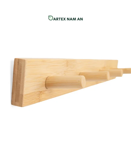 Optimize entryway and bathroom storage with our natural bamboo Wholesale Wall Shelf peg rack. Features sturdy rounded pegs for towels, coats, bags, and HORECA guest rooms. Bulk trade ready.