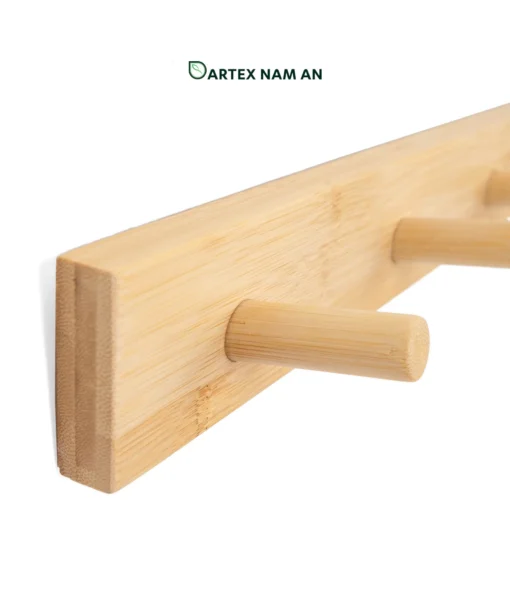 Optimize entryway and bathroom storage with our natural bamboo Wholesale Wall Shelf peg rack. Features sturdy rounded pegs for towels, coats, bags, and HORECA guest rooms. Bulk trade ready.