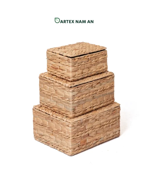 Streamline organizational inventory with our lidded Wholesale Storage basket set of 3. Handwoven from natural water hyacinth over a rigid frame for HORECA amenities, office storage, and home decor retail. Bulk trade ready.