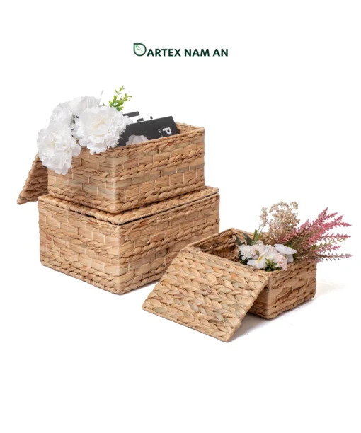 Streamline organizational inventory with our lidded Wholesale Storage basket set of 3. Handwoven from natural water hyacinth over a rigid frame for HORECA amenities, office storage, and home decor retail. Bulk trade ready.