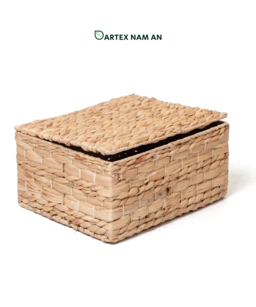 Streamline organizational inventory with our lidded Wholesale Storage basket set of 3. Handwoven from natural water hyacinth over a rigid frame for HORECA amenities, office storage, and home decor retail. Bulk trade ready.