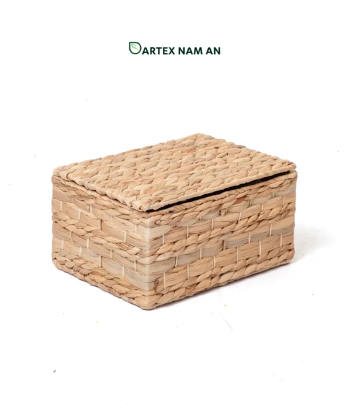 Streamline organizational inventory with our lidded Wholesale Storage basket set of 3. Handwoven from natural water hyacinth over a rigid frame for HORECA amenities, office storage, and home decor retail. Bulk trade ready.