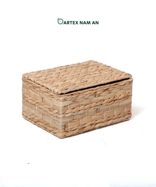 Streamline organizational inventory with our lidded Wholesale Storage basket set of 3. Handwoven from natural water hyacinth over a rigid frame for HORECA amenities, office storage, and home decor retail. Bulk trade ready.