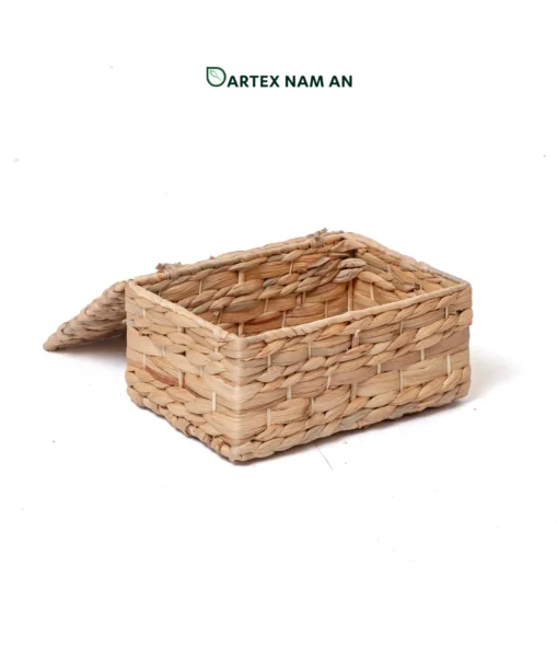 Streamline organizational inventory with our lidded Wholesale Storage basket set of 3. Handwoven from natural water hyacinth over a rigid frame for HORECA amenities, office storage, and home decor retail. Bulk trade ready.