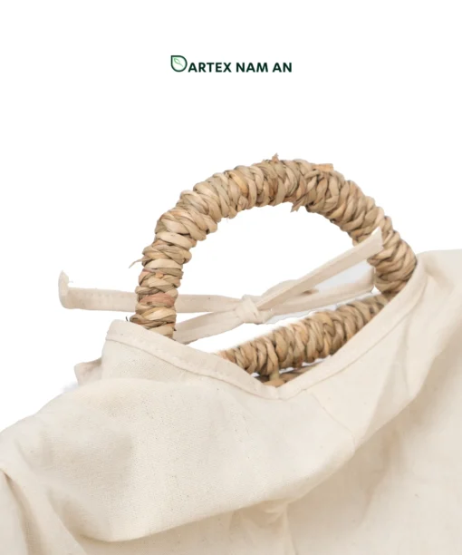 Streamline linen management with our handwoven seagrass Wholesale Laundry Basket. Features chunky rope weave, removable canvas liner, and dual handles. Bulk trade ready.