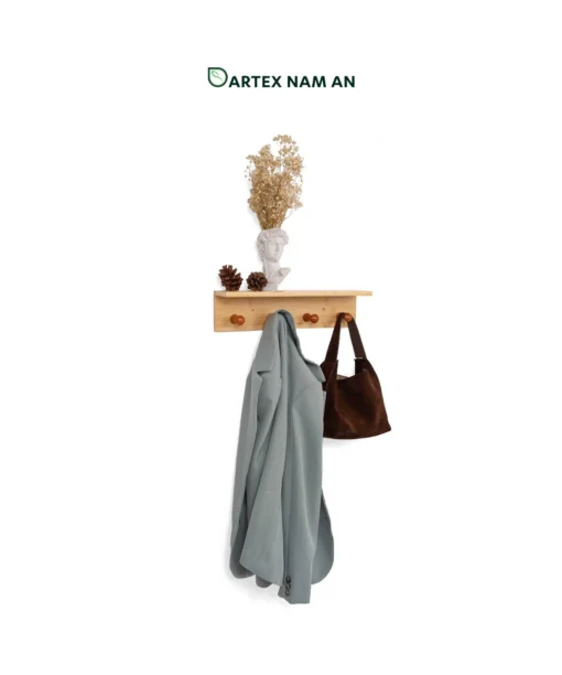 Optimize entryways with our solid natural bamboo Wholesale Wall Hanger. Features a top display shelf and 4 rounded peg hooks for coats, keys, and decor. Bulk ready.